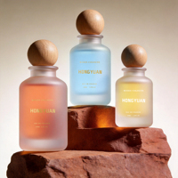 Flacons de parfum personnalisés en direct d'usine 30ml/50ml/100ml avec bouchon en verre givré et pulvérisateur à pompe doré, design luxueux