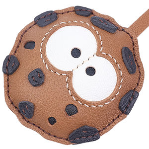 Breloque de sac en cuir en forme de biscuit ludique avec détail de gros yeux - Product Image 6
