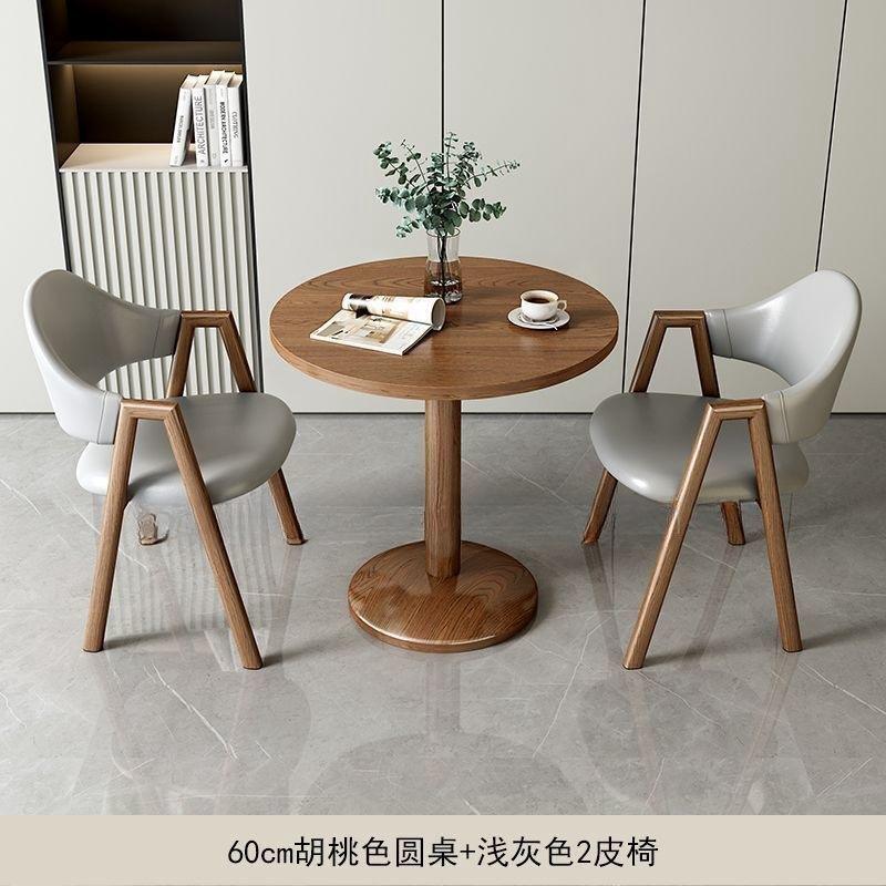 Mesa color nogal, silla de cuero gris claro.