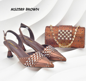 <span class=keywords><strong>Chaussures</strong></span> et sacs en pierres africaines brunes en solde dans la catégorie des escarpins pour femmes - Product Image 1