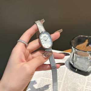 Nuevo reloj de mujer de estilo minimalista correa de piel de cuarzo ovalada con esfera de nácar - Product Image 3