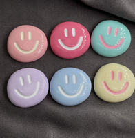 100 PIÈCES/SAC Breloques en résine visage souriant jaunes, rouges, bruns, bleus, pêche, violets pour slime, coques de téléphone, porte-clés, décoration artisanale DIY