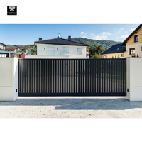 Gemotoriseerde aluminium schuifpoorten met poortopener voor villa, aluminium lamellen tuinpoorten met houten afwerking