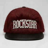 Casquette de baseball en fourrure rouge avec logo personnalisé et ensemble de mules à plateforme en fourrure à semelle épaisse pour hommes, style streetwear alternatif