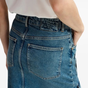 Jupe longue en jean cargo taille haute pour femme avec fentes avant et poches à soufflets, personnalisable avec marque privée – Collection été très prisée - Product Image 3