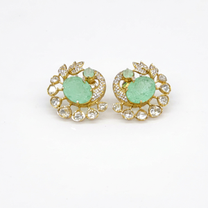 Boucles d'oreilles clous vertes Kundan 11955, ton or, pierre ovale, motif floral, pour femme, idéales pour mariage et soirée - Product Image 1