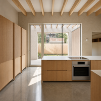 Meubles de cuisine modernes en bois cannelé, solution de mobilier sur mesure pour toute la maison, idéale pour les projets résidentiels intérieurs et extérieurs.