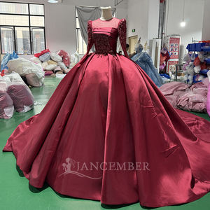 Robe de mariée élégante en satin rouge foncé, coupe princesse, décolleté cœur, traîne chapelle, longueur ras du sol, dos nu, en dentelle, pour soirée - Product Image 4
