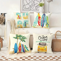 Les coussins décoratifs Ocean Vibes ornent un salon chaleureux avec des planches de surf, des palmiers et une van vintage pour une décoration pour les amateurs de plage.