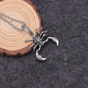 Collar con colgante doble de escorpión y serpiente plateados, con cadena anudada y diseño tallado, joyería de moda unisex - Product Image 3