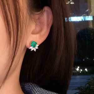 Orecchini a Perno Geometrici a Forma di Marquise Verde per Donne, Design Bicolore per Uso Quotidiano - Product Image 5