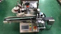 Machine d'étiquetage à structure de serrage pour conteneurs ronds, alimentation continue par convoyeur, étiquettes autocollantes pour bouteilles, bocaux, canettes en aluminium