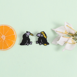 Leuke zwarte kraai emaille pin bloemenkrans raaf broche revers badge mode-sieraden cadeau voor vrienden - Product Image 1