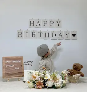 韓国風の赤ちゃんの最初の誕生日パーティーのレイアウトの装飾写真の小道具の背景お誕生日おめでとう手紙バナー白い壁のステッカー