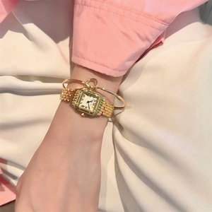 Orologio al Quarzo di Lusso per Donna con Elegante Cinturino in Acciaio Inossidabile Dorato, Nuovo Quadrante Quadrato Trendy con Vetro Piccolo - Product Image 5