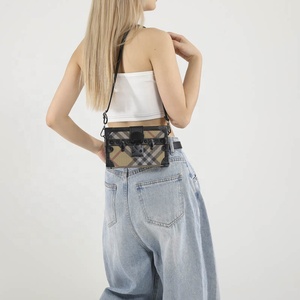 กระเป๋าหนังสะพายข้างแบบไขว้สำหรับผู้หญิง ปี 2026 ขายส่ง ราคาถูกที่สุด กระเป๋าสะพายไหล่ทรงเหลี่ยมประดับหมุดสำหรับผู้หญิง - Product Image 4