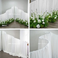 Backdrop Pernikahan Bentuk S Besar Warna Putih dengan Rangka Logam dan Tirai Beludru untuk Dekorasi Latar Panggung Acara Bridal Shower