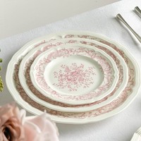 Service de vaisselle en grès à motifs floraux roses, vaisselle classique avec un kit d'ustensiles pour les fêtes de fin d'année