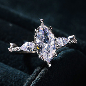 Anello Oversize con Cristalli Marquise per Donne, Accessorio Moda per Uso Quotidiano e Feste - Product Image 1