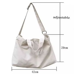 Sac fourre-tout en toile de coton noir et beige avec poche intérieure zippée, logo personnalisé OEM imprimé, bandoulière réglable - Product Image 2