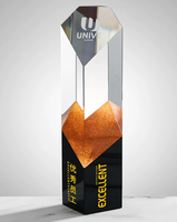Trophée personnalisé en cristal hexagonal transparent avec plaque dorée sur socle pour les événements scolaires, sportifs et de remise de diplômes