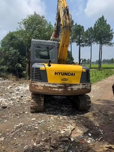 Excavatrice Hyundai 80 8T d'occasion, fabriquée en Corée du Sud, avec accessoire de pelle hydraulique à haute efficacité et marteau hydraulique - Product Image 4