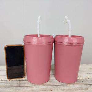Vaso de Plástico de 34 oz con Estampado de Leopardo y Color Sólido, con Banda Aislante y Asa - Product Image 5