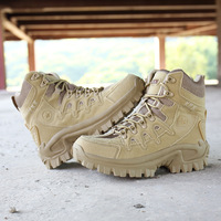 Bottes tactiques imperméables en cuir pour homme, idéales pour la randonnée, la chasse et les activités hivernales en extérieur.