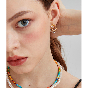 Pendientes de Aro con Diseño de Círculo Martillado de Doble Capa y Dos Tonos, Pendientes Irregulares de Color Contrastante, Joyería Minimalista y Elegante - Product Image 3