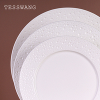 Assiettes en céramique blanches en gros avec bord perlé et texture en relief, assiettes en porcelaine pour la restauration et la vaisselle d'hôtel