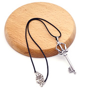 Collier modèle d'arme en forme de clé souvenir de jeu