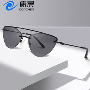 Lunettes de soleil œil de chat en métal style européen et américain, unisexe, protection UV400, tendance, pour le voyage, monture noire, verres PC - Product Image 5