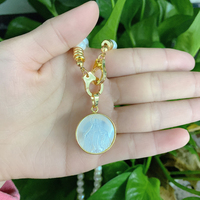 Collier de perles d'eau douce avec pendentif coquillage Saint Benoît et Miraculeux de Guadalupe, Bijoux Religieux