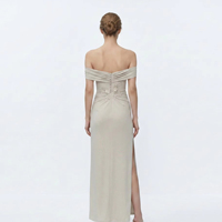 Robe de soirée élégante à épaules dénudées brodée, taille cintrée à la française, longue avec fente haute et traîne, sur mesure