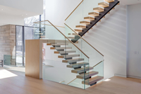 Trouvez des escaliers similaires à l'Icon Straight Mono Stringer avec rampe personnalisée, marches en hêtre européen, configurations en forme de L/U