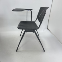 Chaise d'entraînement en plastique avec tablette d'écriture et dossier ventilé