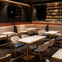 Mobilier de restaurant et de bar de luxe, banquettes en cuir beige modernes, tables à plateau en marbre et base dorée, chaises en cuir bleu - Écologique