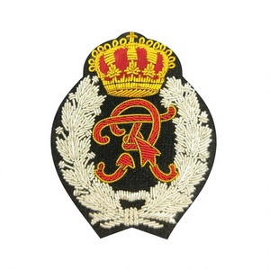 Insignias Bordadas Personalizadas de Estilo Suave, Parches Bordados de Alta Calidad en Dorado, Blanco y Rojo, Marca LONG MISSION INDUSTRY para Prendas - Product Image 3