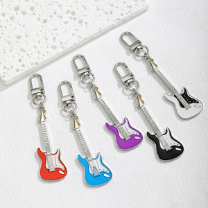 Llavero Colgante de Guitarra de Aleación de Zinc y Resina Epoxi, Adorno Portátil para Coche o Bolso, Rojo, Azul, Morado, Negro, Blanco - Product Image 1