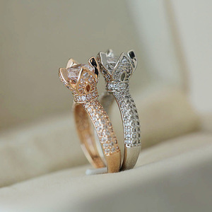 Elegante anello a quattro punte per donna, design con cluster scintillanti intarsiati, gioielli alla moda per feste - Product Image 1