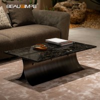 Table basse design FF Kiss, style italien haut de gamme, plateau en marbre noir et or, base incurvée en bronze brossé, luxe pour salon de villa.