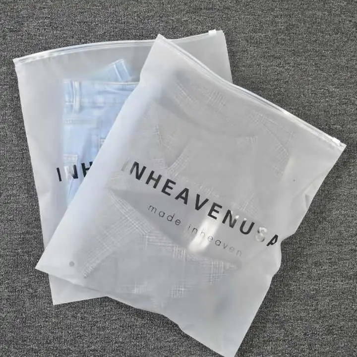 कस्टम स्वयं के लोगो मुद्रित कपड़े परिधान कपड़े टी शर्ट पैकिंग जिपर फ्रॉस्टेड प्लास्टिक पैकेजिंग बैग