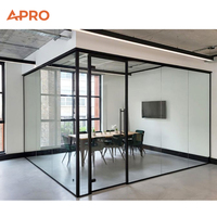 Cloison de studio en verre trempé sur mesure APRO Construction, cloison de bureau en verre avec bureau
