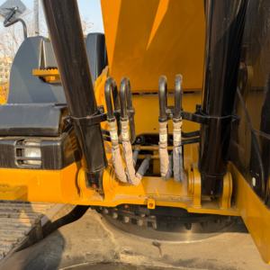 Excavatrice Caterpillar 320D d'occasion, grande, 32 tonnes, avec moteur et pompe à engrenages, éprouvée pour le développement agricole et les infrastructures rurales, modèle 2024 - Product Image 6