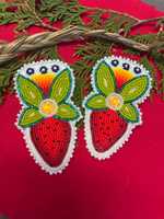 Boucles d'oreilles pendantes MANTU en perles de fraise, bijoux spirituels faits à la main, artisanat indigène, pièce unique, verre bohème