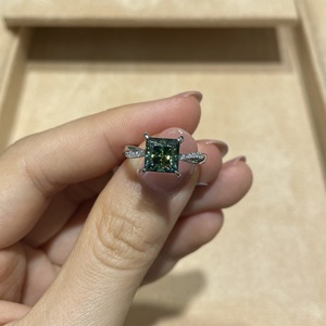 Anello di Fidanzamento all'Ingrosso con Moissanite Verde Taglio Principessa 7mm 2CT, Argento S925 Placcato <span class=keywords><strong>Oro</strong></span> <span class=keywords><strong>Bianco</strong></span>, <span class=keywords><strong>Gioielli</strong></span> da Donna - Product Image 3