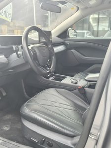 Mustang Mach-E RWD Premium <span class=keywords><strong>2023</strong></span> d'occasion, jantes en alliage de 19 pouces, toit panoramique, assistance au maintien de voie, véhicule électrique 5 places - Product Image 5