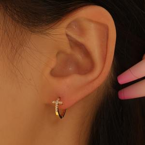 Pendientes de Aro de Cobre con Micro Cruz Chapados en Oro de Moda al por Mayor para Mujer, con Zirconia como Piedra Principal, Joyería, Accesorio de Regalo - Product Image 1