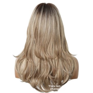 Perruque complète sans lacets pour <span class=keywords><strong>femme</strong></span> de 22 pouces avec frange d'apparence naturelle, <span class=keywords><strong>cheveux</strong></span> longs bouclés, style décontracté et relaxé - Product Image 3