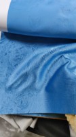 Favorisez un sommeil réparateur profond dans votre havre personnel avec notre tissu occultant en polyester 100 % tissé gaufré en rouleau